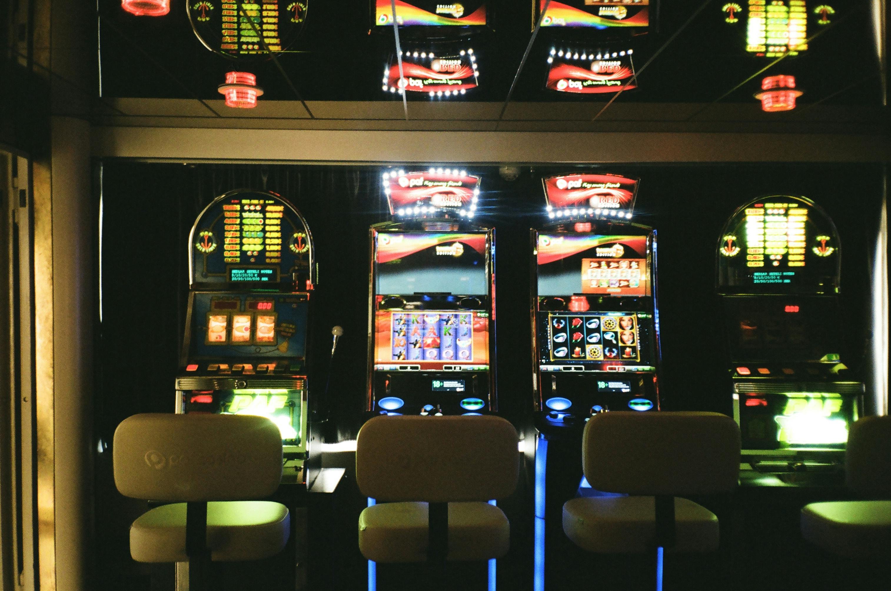 Dealer live Lucky Twins di studio pertamabet88
